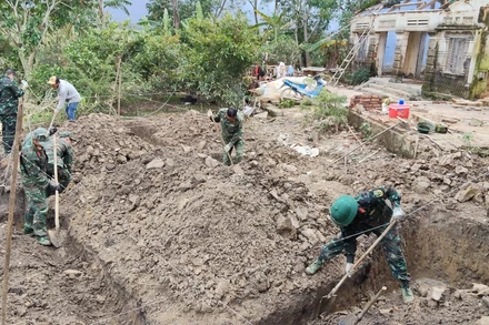 Cán bộ, chiến sĩ các đơn vị thuộc Bộ Chỉ huy Quân sự tỉnh Đắk Lắk tham gia "Chiến dịch Quang Trung" thần tốc xây dựng nhà cho nhân dân vùng lũ. (Ảnh Công Lý)