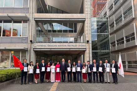 Đoàn cán bộ cấp vụ chụp ảnh lưu niệm trong khuôn viên Viện Nghiên cứu chính sách Quốc gia sau lễ bế giảng.