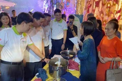 Các đại biểu tham quan trải nghiệm sản phẩm tại Triển lãm. (Ảnh: THỜI BÚT)