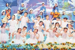 Học sinh hệ thống Trường TH (TH School) biểu diễn tại Chương trình nghệ thuật “Từ sự thấu hiểu - Tạo sự thay đổi”.