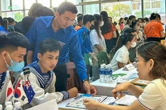 Tư vấn, giới thiệu việc làm cho quân nhân chuẩn bị xuất ngũ và các bạn trẻ tại thành phố Đà Nẵng. (Ảnh: HUY ĐẠT)