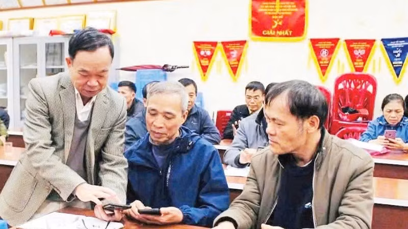 Việc triển khai sử dụng ứng dụng Sổ tay đảng viên điện tử tạo sự hứng khởi tại các buổi sinh hoạt chi bộ.