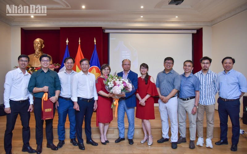 Đại sứ Việt Nam tại Pháp Đinh Toàn Thắng tặng hoa chúc mừng các nhà báo thường trú tại Pháp. retouch-2025062109420127-1.jpg