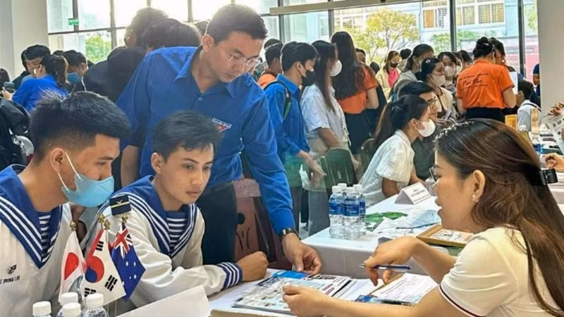 Tư vấn, giới thiệu việc làm cho quân nhân chuẩn bị xuất ngũ và các bạn trẻ tại thành phố Đà Nẵng. (Ảnh: HUY ĐẠT)