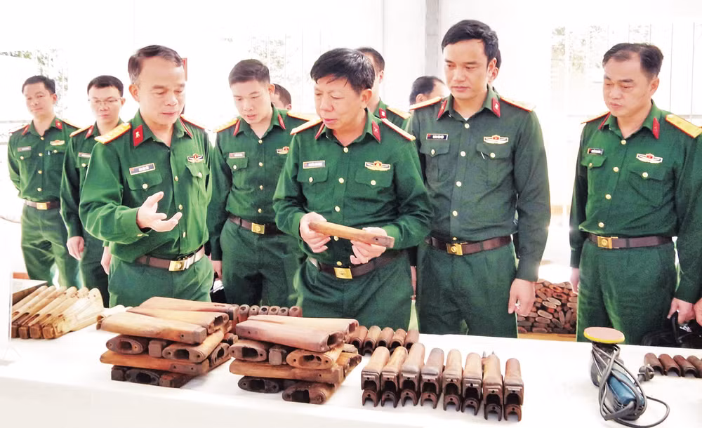 Hội đồng khoa học Cục Hậu cần-Kỹ thuật Quân khu 2 kiểm tra chất lượng chi tiết vũ khí sau tẩy trắng, sấy khô.