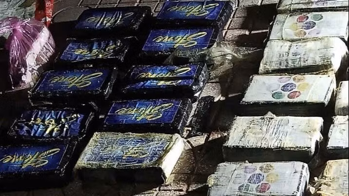 Các bánh có bột trắng, nghi ngờ là ma túy.