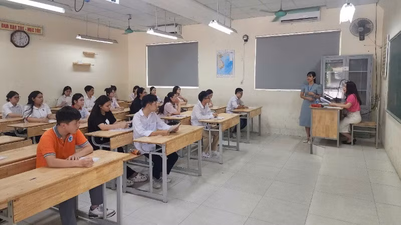 Thí sinh trước giờ làm bài tại điểm thi Trường trung học cơ sở Lĩnh Nam (phường Vĩnh Hưng, Hà Nội). (Ảnh: Long Thành)