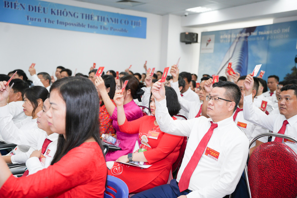 Các đại biểu biểu quyết thông qua danh sách bầu cử tại Đại hội. dsc01567.jpg