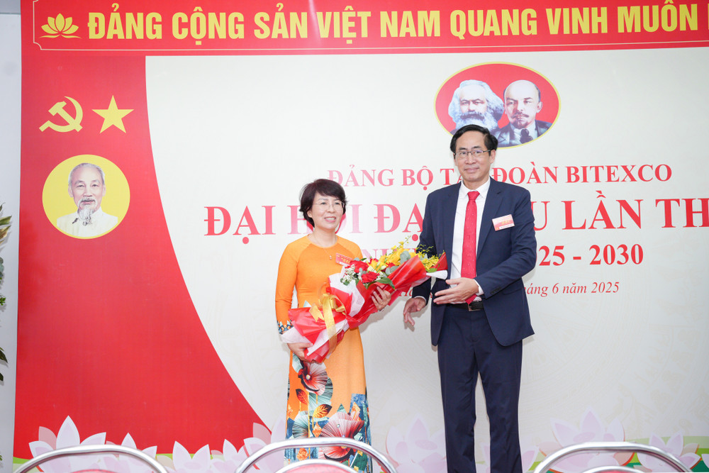 Đồng chí Vũ Đức Thuấn - Bí thư Đảng ủy Đảng bộ Tập đoàn Bitexco nhiệm kỳ 2020-2025 tặng hoa chúc mừng đồng chí Đào Thanh Huyền - Tân Bí thư Đảng ủy Đảng bộ Tập đoàn Bitexco nhiệm kỳ 2025-2030. dsc01751.jpg