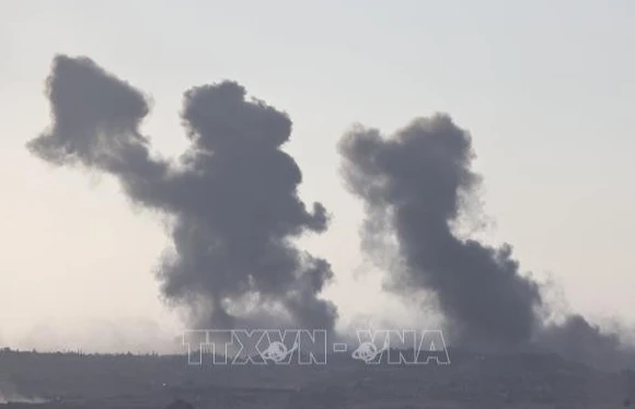 Khói bốc lên sau các cuộc không kích của Israel xuống Dải Gaza ngày 16/9/2025. (Ảnh tư liệu: THX/TTXVN)