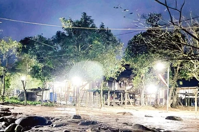 Sau nhiều năm mong chờ, giữa tháng 12/2025, bản Dốc Mây, xã Trường Sơn bừng sáng ánh điện.