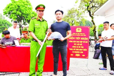 Công an tỉnh Đồng Nai triển khai mô hình “Đổi vũ khí, vật liệu nổ, công cụ hỗ trợ và pháo lấy phiếu khám, chữa bệnh, tặng nón bảo hiểm” tại Công an phường Long Bình.