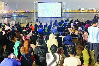Chiếu phim miễn phí ngoài trời trong khuôn khổ Liên hoan phim châu Á Đà Nẵng.