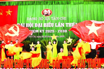 Văn nghệ chào mừng tại Đại hội đại biểu lần thứ nhất xã Tân Chi.