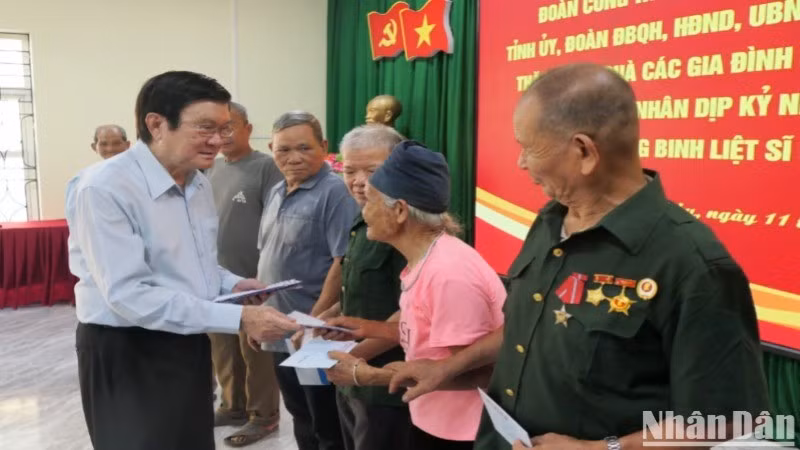 Nguyên Chủ tịch nước Trương Tấn Sang tặng quà cho các gia đình chính sách, người có công tại xã Thanh Thủy, tỉnh Tuyên Quang.