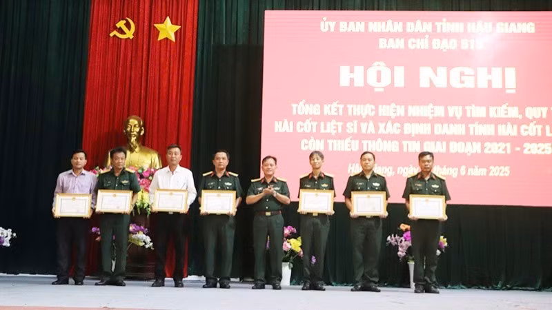 Tặng Bằng khen của Chủ tịch Ủy ban nhân dân tỉnh cho các cá nhân có thành tích xuất sắc trong thực hiện nhiệm vụ tìm kiếm, quy tập hài cốt liệt sĩ.