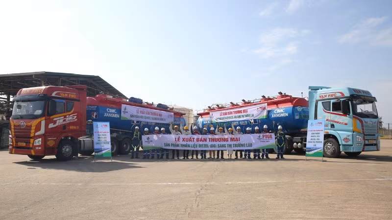 Lãnh đạo BSR và PVOILchào mừng xuất khẩu những lô dầu DO đầu tiên sang thị trường Lào.
