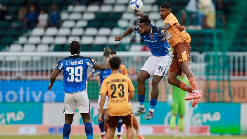 Becamex Thành phố Hồ Chí Minh (áo xanh) thắng đậm trên sân của Hoàng Anh Gia Lai. (Ảnh: VPF)