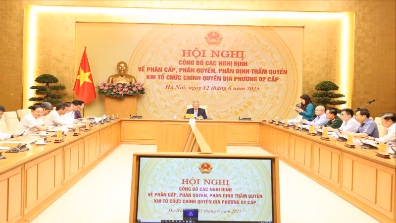 Hội nghị công bố 28 nghị định về phân cấp, phân quyền, phân định thẩm quyền giữa Chính phủ và chính quyền địa phương 2 cấp. (Ảnh: Báo Nhân Dân)