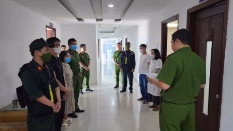 Phòng An ninh Chính trị nội bộ Công an thành phố Đà Nẵng phối hợp với Phòng Cảnh sát kinh tế, Phòng Cảnh sát cơ động và các đơn vị nghiệp vụ kiểm tra tại Phòng khám đa khoa Miền Trung. (Ảnh: Công an cung cấp)