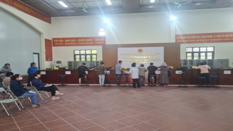 Người dân làm thủ tục hành chính tại Trung tâm Phục vụ hành chính công phường Hạp Lĩnh, tỉnh Bắc Ninh. hhf-4633.jpg