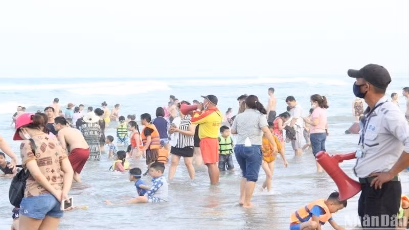 Đà Nẵng nhân rộng mô hình “Phối hợp tuần tra đảm bảo an ninh trật tự du lịch biển” nhằm góp phần đảm bảo an toàn, an ninh trật tự, mang lại bình yên cho người dân, du khách. (Ảnh: ANH ĐÀO)