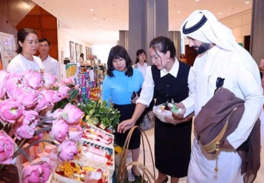 Khách du lịch Hồi giáo tìm hiểu sản phẩm của Hợp tác xã Hà Nội xanh (Đan Phượng, Hà Nội), một trong những đơn vị đạt tiêu chuẩn hàng hóa Halal.