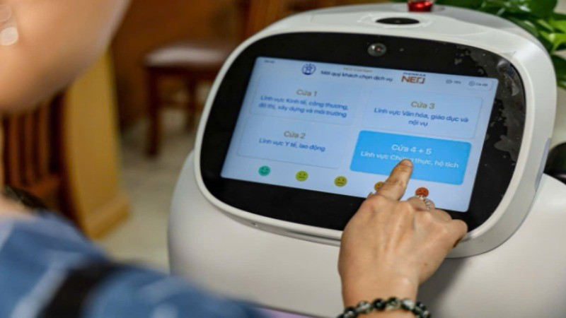 Người dân trải nghiệm Robot AI áp dụng công nghệ trí tuệ nhân tạo hỗ trợ thực hiện các thủ tục hành chính. z6796860854620-a7c02e8ea52b7526c3a6a24235d1269c-946.jpg