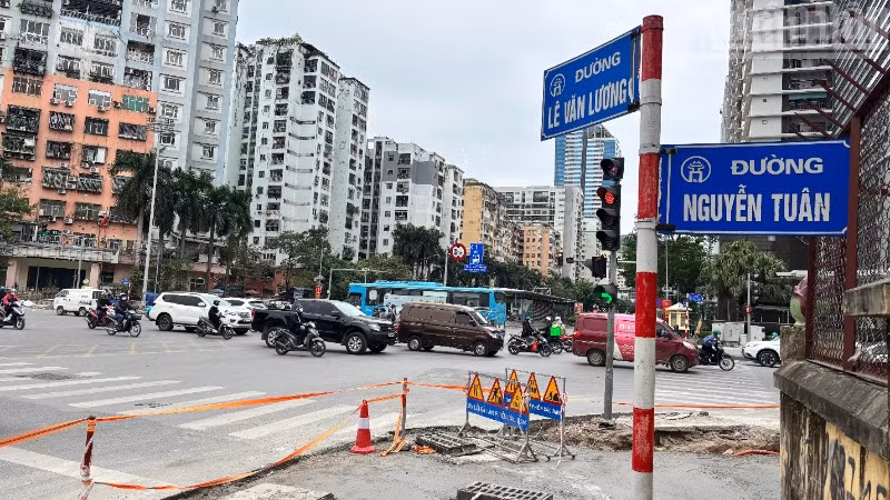 Hà Nội cải tạo hạ tầng, xén vỉa hè, chặt cây, tổ chức giao thông tại 12 nút giao để giảm ùn tắc. 