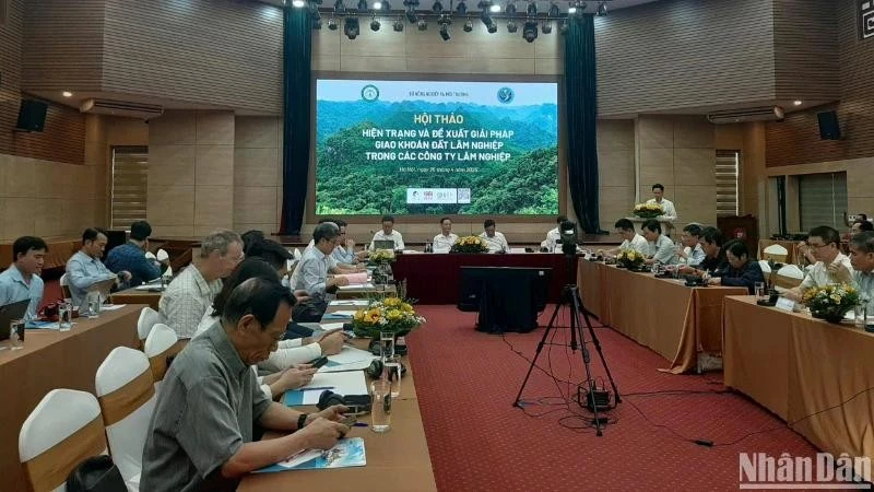 Hội thảo "Hiện trạng và đề xuất giải pháp giao khoán đất lâm nghiệp trong các công ty lâm nghiệp", ngày 25/4, tại Hà Nội. (Ảnh: Báo Nhân Dân)