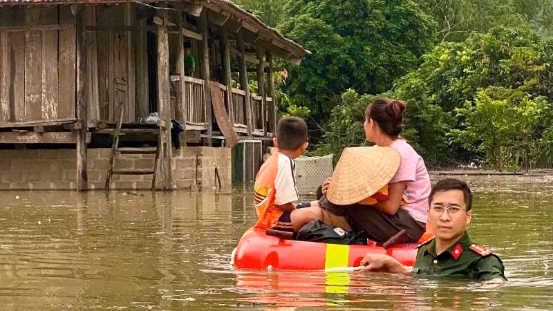 Lực lượng Công an Lạng Sơn sơ tán người dân vùng ngập lụt đến nơi an toàn. (Ảnh QUỐC ĐẠT)