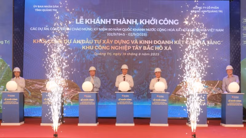 Các đại biểu thực hiện nghi lễ khởi công dự án Khu công nghiệp tây bắc Hồ Xá.