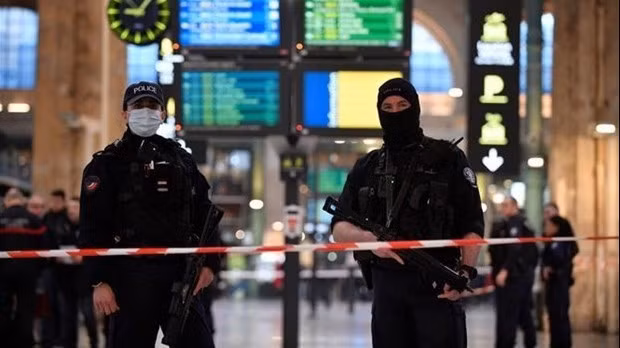 Ảnh tư liệu: Cảnh sát phong tỏa hiện trường vụ tấn công bằng dao tại nhà ga Gare du Nord ở thủ đô Paris (Pháp), ngày 11/1/2023. (Ảnh: Báo Nhân Dân)