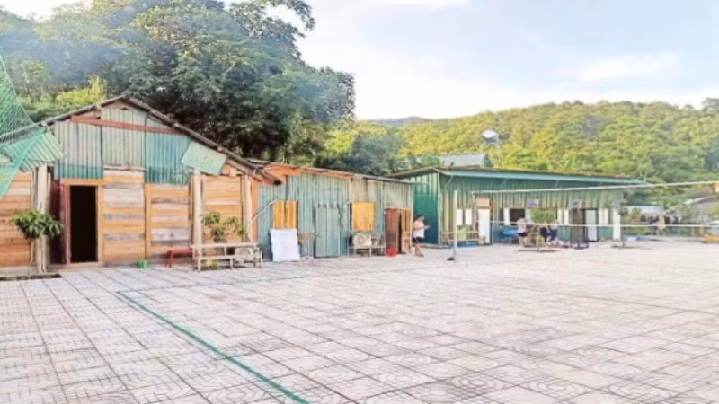 Cán bộ xã Nhôn Mai, tỉnh Nghệ An dựng các nhà tạm để ở.