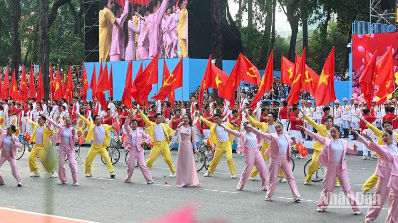 Giọng ca Gen Z Phương Mỹ Chi đã thắp sáng niềm tự hào dân tộc. 