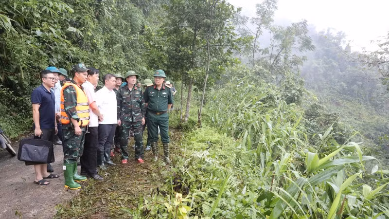 Lãnh đạo tỉnh Lạng Sơn cùng lãnh đạo Cục cứu hộ, cứu nạn, Bộ Tổng tham mưu, Bộ Quốc phòng kiểm tra sự cố vỡ đập thuỷ điện Bắc Khê 1. 