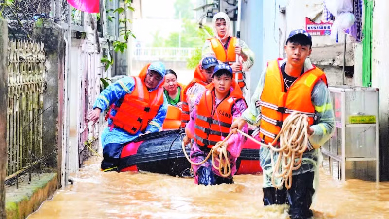 Lực lượng Cảnh sát phòng cháy, chữa cháy và cứu nạn, cứu hộ hỗ trợ người dân phường Thục Phán (Cao Bằng) di dời đến nơi an toàn. (Ảnh: TRÍ CAO)