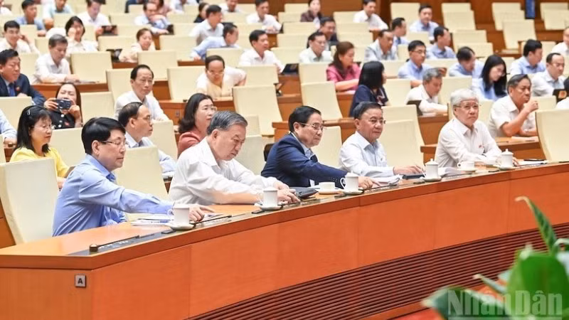 Ngày 16/6/2025, Quốc hội thông qua Nghị quyết sửa đổi, bổ sung một số điều của Hiến pháp năm 2013 với 100% đại biểu có mặt tán thành. (Ảnh: DUY LINH)