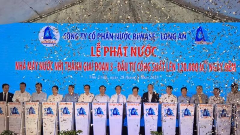 Lãnh đạo, nguyên lãnh đạo tỉnh Tây Ninh và lãnh đạo công ty ấn nút phát nước nhà máy nước Nhị Thành giai đoạn 3.