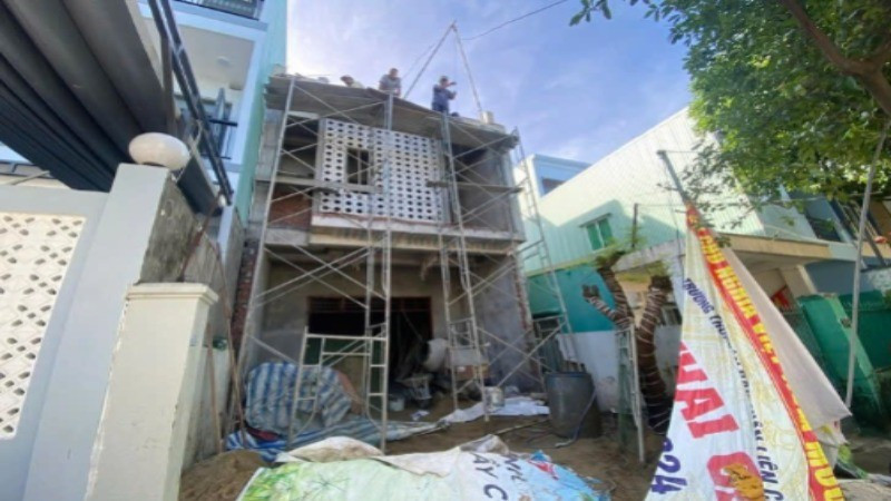 Thi công công trình nhà ở tại Đà Nẵng. (Ảnh BÁ DŨNG)