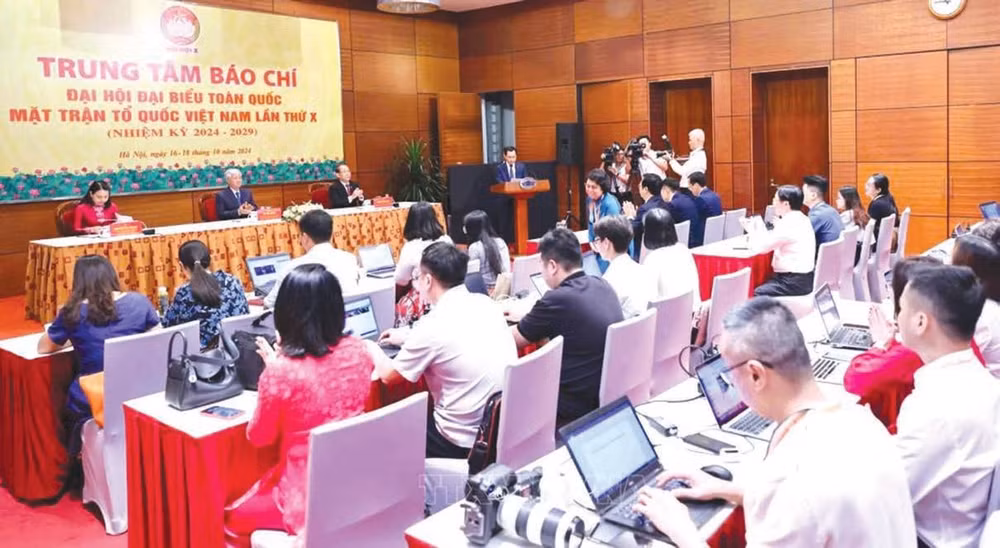 Chủ tịch Đỗ Văn Chiến và Ban Thường trực Ủy ban Trung ương Mặt trận Tổ quốc Việt Nam chủ trì cuộc họp báo về kết quả Đại hội Đại biểu toàn quốc Mặt trận Tổ quốc Việt Nam lần thứ X. (Ảnh: TTXVN)