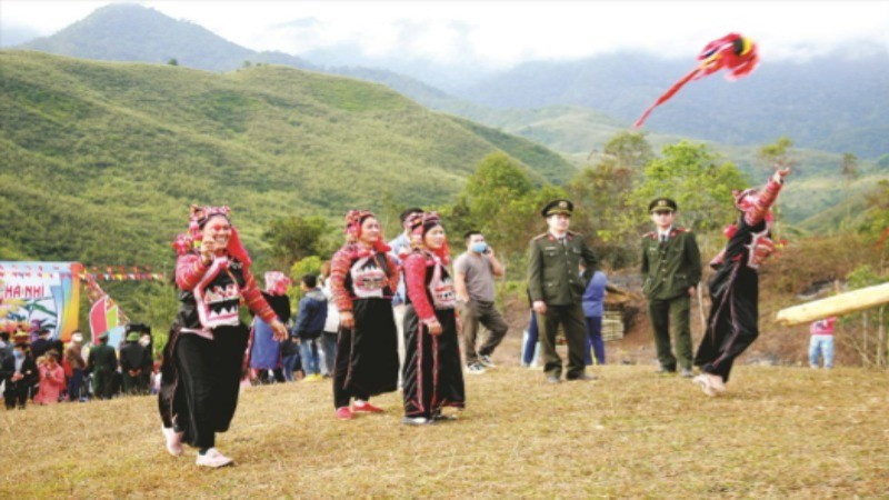Đồng bào Hà Nhì ở xã Sín Thầu, tỉnh Điện Biên trong ngày hội. (Ảnh TRƯƠNG HỮU THIÊM)