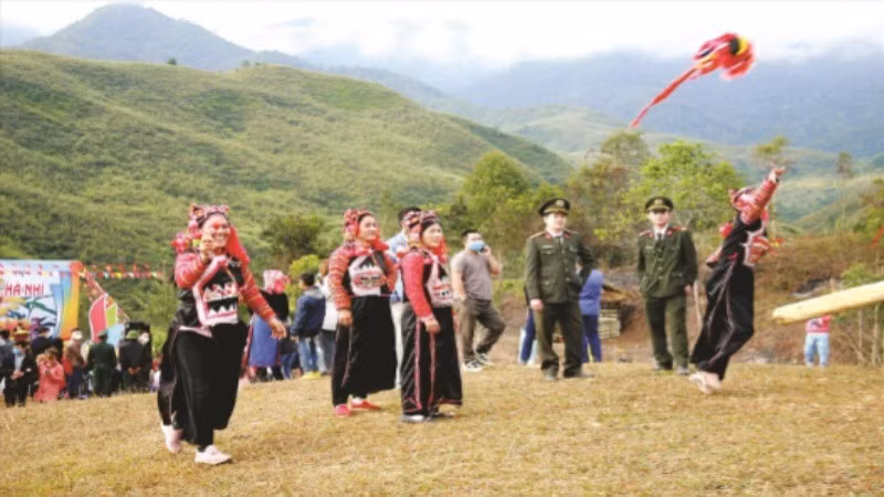 Đồng bào Hà Nhì ở xã Sín Thầu, tỉnh Điện Biên trong ngày hội. (Ảnh TRƯƠNG HỮU THIÊM)