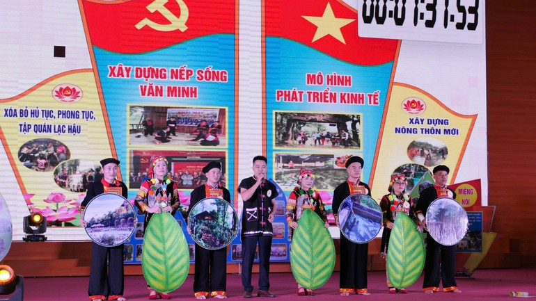 Một tiết mục trong Hội thi Dân vận khéo với chủ đề “Tuyên truyền xóa bỏ các hủ tục, phong tục, tập quán lạc hậu xây dựng nếp sống văn minh trong nhân dân các dân tộc tỉnh Lai Châu”.