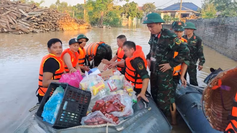 Kịp thời đưa hàng hóa, nhu yếu phẩm đến với người dân vùng lũ. (Ảnh: QUANG ĐẠO)