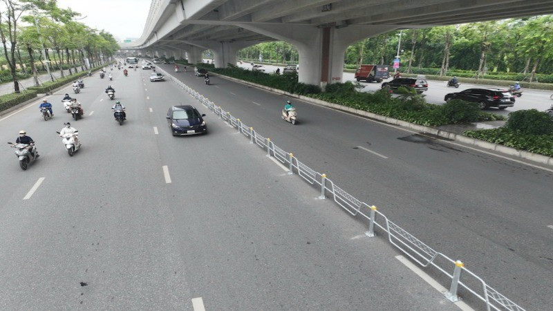 Đường Phạm Văn Đồng đang được triển khai lắp đặt hàng rào liên kết để phân làn ô-tô, xe máy.