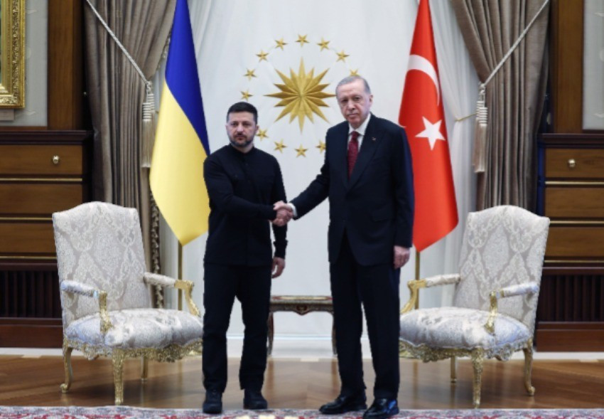 Tổng thống Thổ Nhĩ Kỳ Recep Tayyip Erdogan (phải) trong cuộc gặp Tổng thống Ukraine Volodymyr Zelensky tại Ankara, ngày 15/5/2025. (Ảnh: THX/TTXVN)