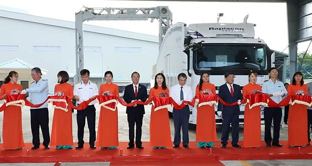 Cục Hải quan tỉnh Bình Dương thực hiện nghi thức khánh thành địa điểm kiểm tra hàng hóa tập trung có trang bị máy soi container. (Ảnh: Báo Nhân Dân) cuc-hai-quan-tinh-binh-duong-thuc-hien-nghi-thuc-khanh-thanh-dia-diem-kiem-tra-hang-hoa-tap-trung-co-trang-bi-may-soi-container.jpg