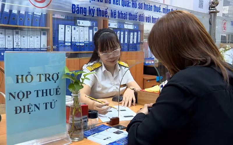 Ngành thuế hỗ trợ người dân nộp thuế cá nhân điện tử. (Ảnh: SÔNG TRÀ/Báo Nhân Dân)