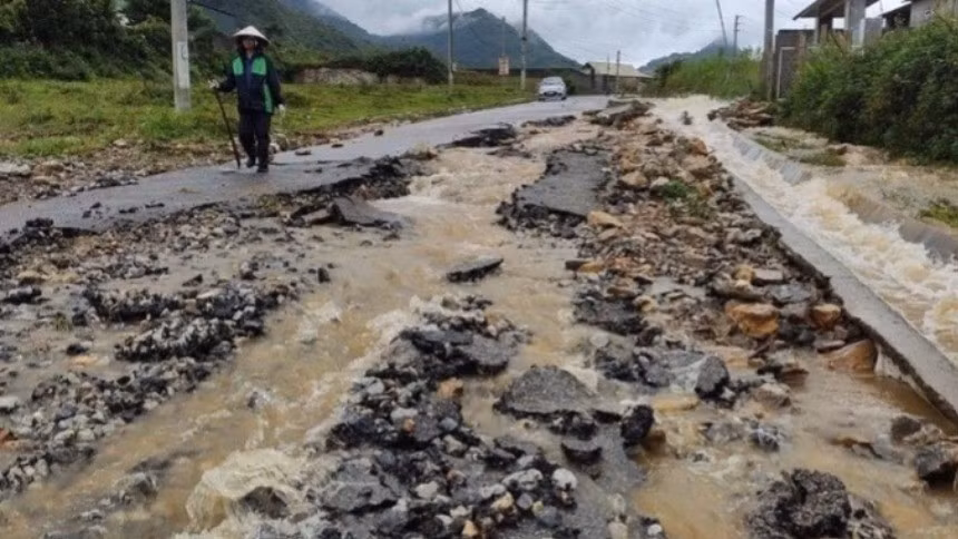 Các cơ quan, đơn vị được yêu cầu lên phương án đối phó diễn biến mưa lũ xảy ra trên diện rộng, bảo đảm giao thông thông suốt trong mọi tình huống. (Ảnh: TRANG LY)